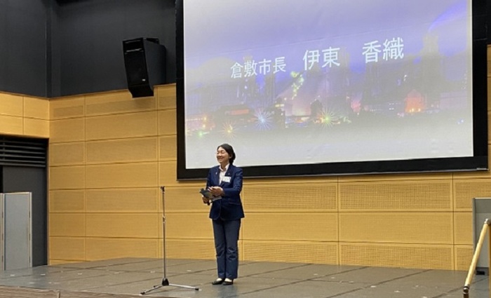ステージで挨拶をする伊東市長の写真