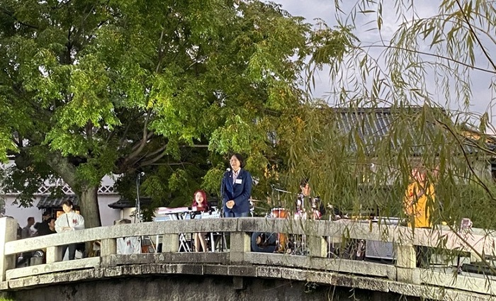 橋上で挨拶をする伊東市長の写真