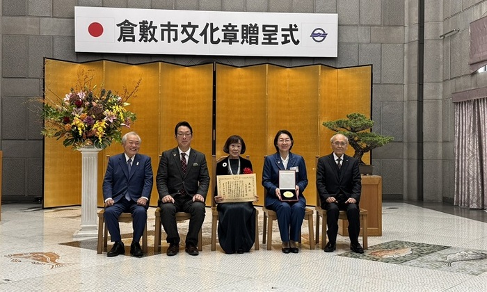 受章者との集合写真に写る伊東市長