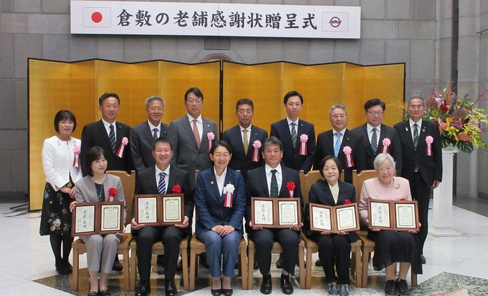 受賞者と伊東市長の集合写真