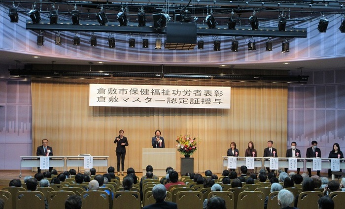 ステージで挨拶をする伊東市長の写真