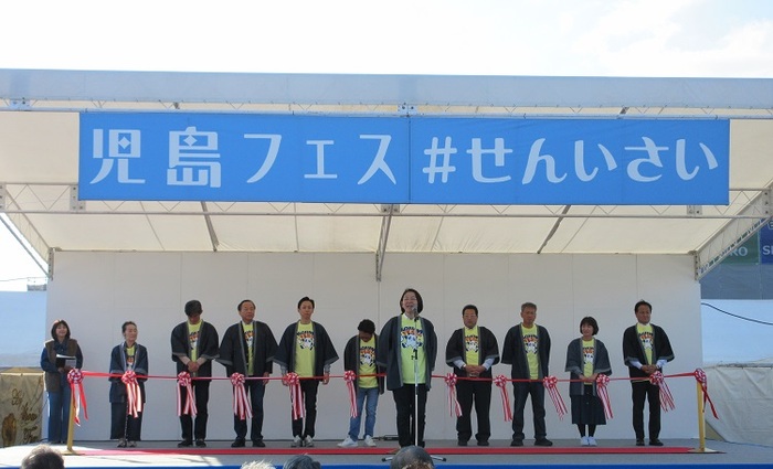 ステージで挨拶をする伊東市長の写真