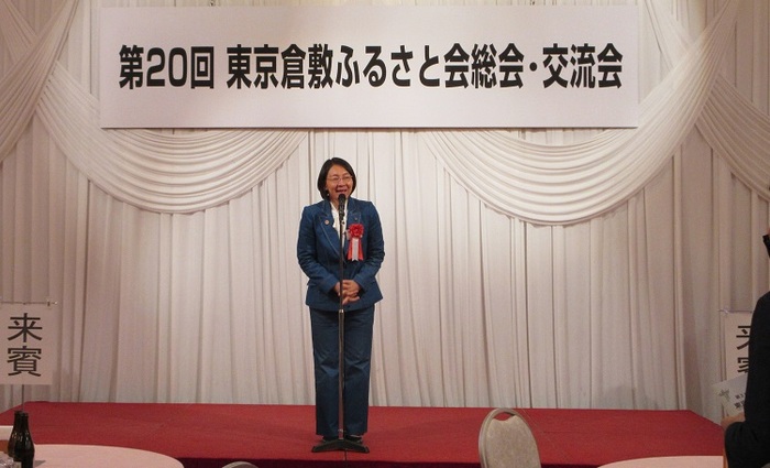 ステージで挨拶をする伊東市長の写真