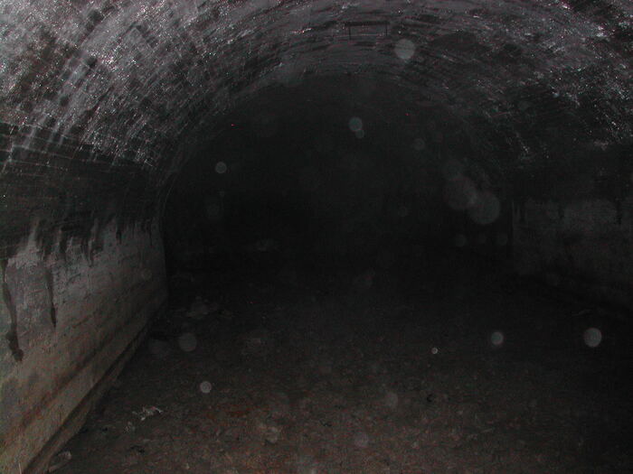 「亀」地下工場跡の内部の写真