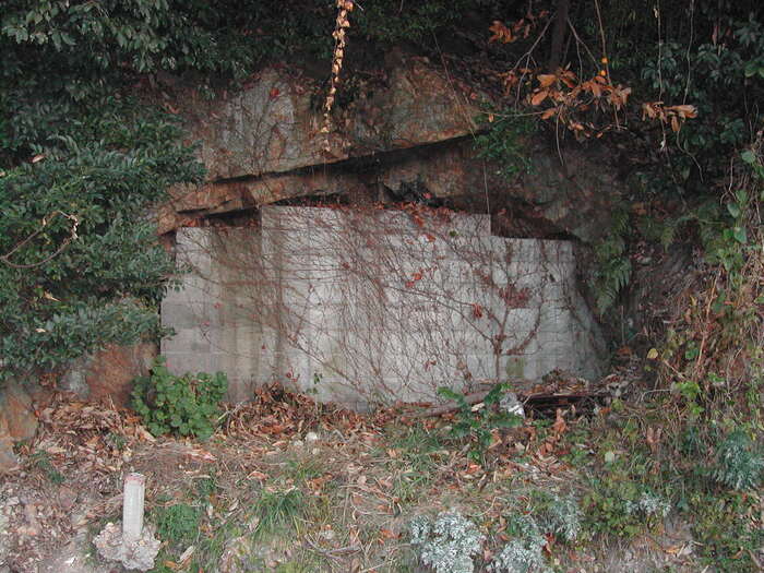 「鶴」地下工場跡の入口の写真