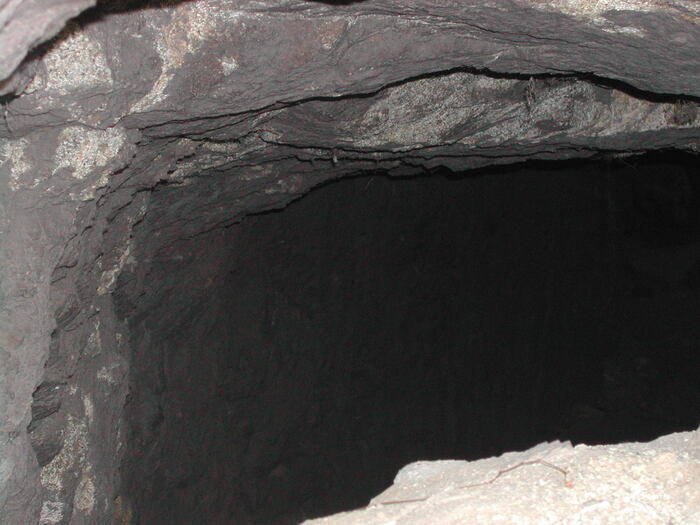 王島山に残る防空壕の写真