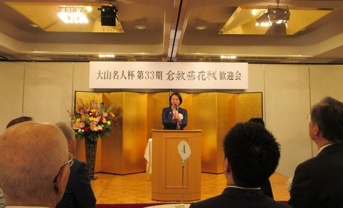 ステージで挨拶をする伊東市長の写真