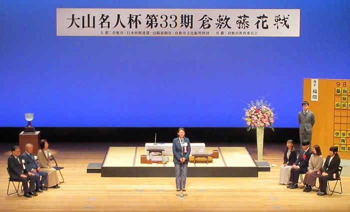 ステージで挨拶をする伊東市長の写真