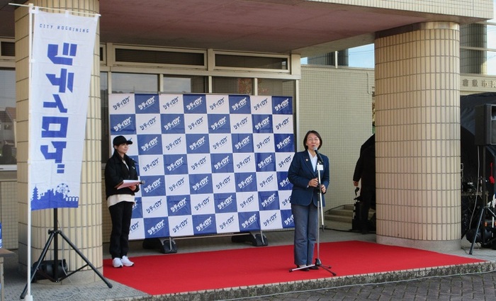 挨拶をする伊東市長の写真