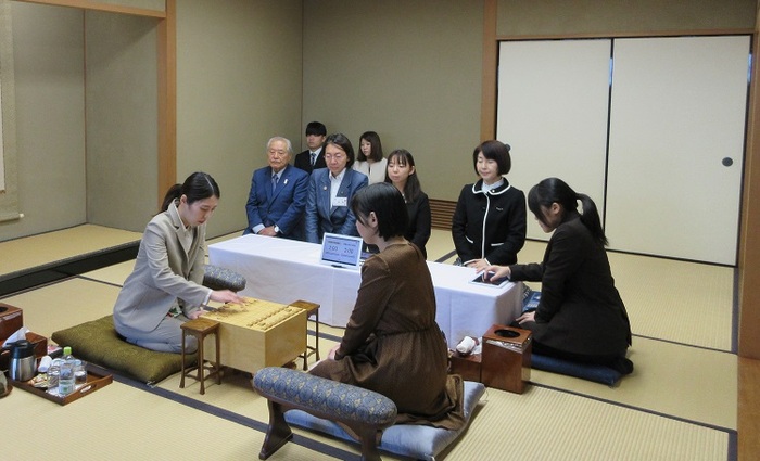 大山名人杯倉敷藤花戦第3局に立会する伊東市長の写真