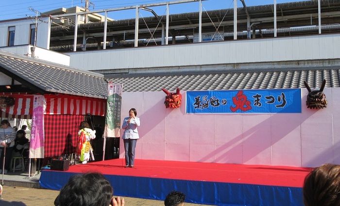 ステージで挨拶をする伊東市長の写真