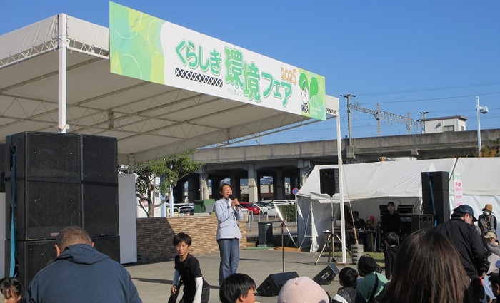 ステージで挨拶をする伊東市長の写真