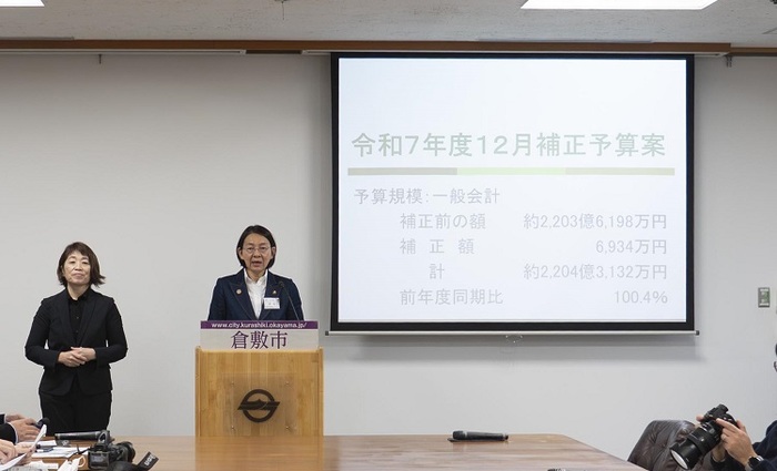 記者会見する伊東市長の写真