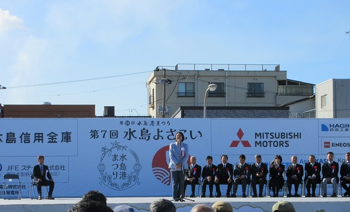 ステージで挨拶をする伊東市長の写真