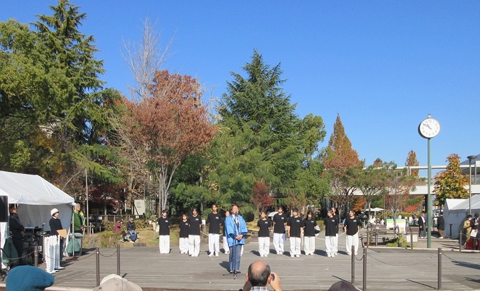 ステージで挨拶をする伊東市長の写真