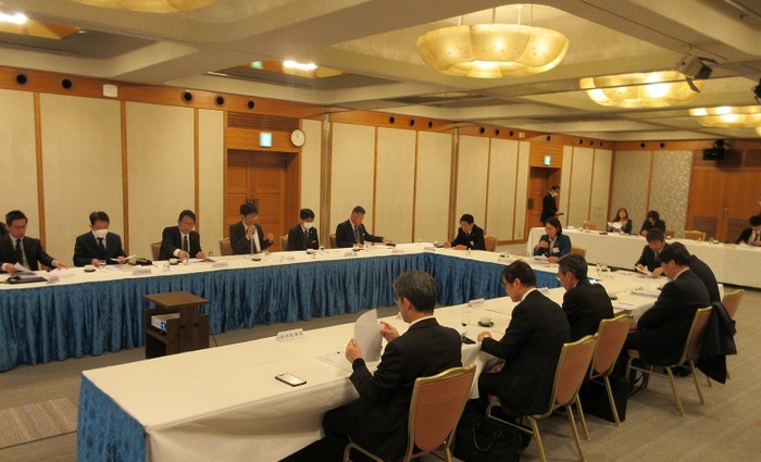 議事進行する伊東市長の写真