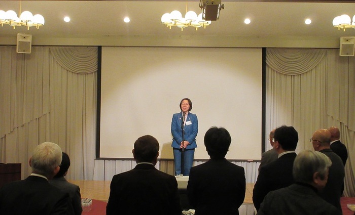 ステージで挨拶をする伊東市長の写真