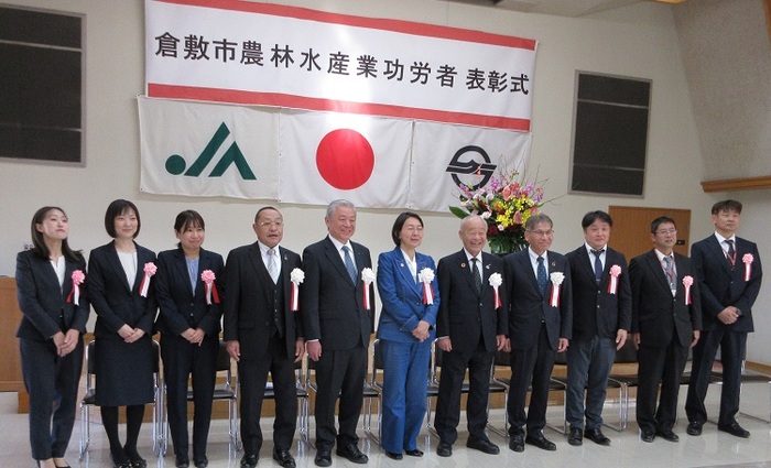 受賞者と伊東市長の集合写真