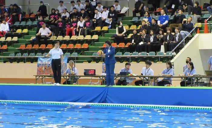 始球式をする伊東市長の写真