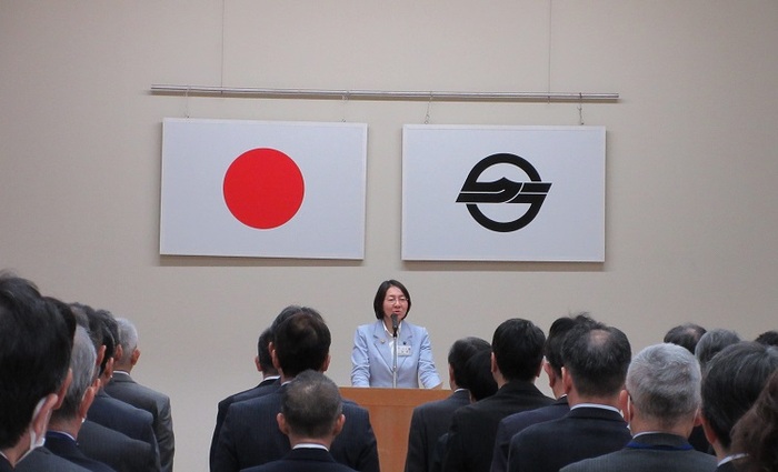 ステージで挨拶をする伊東市長の写真