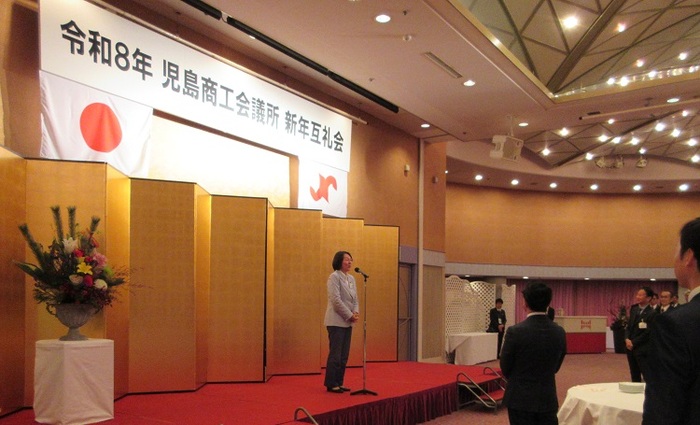 ステージで挨拶をする伊東市長の写真