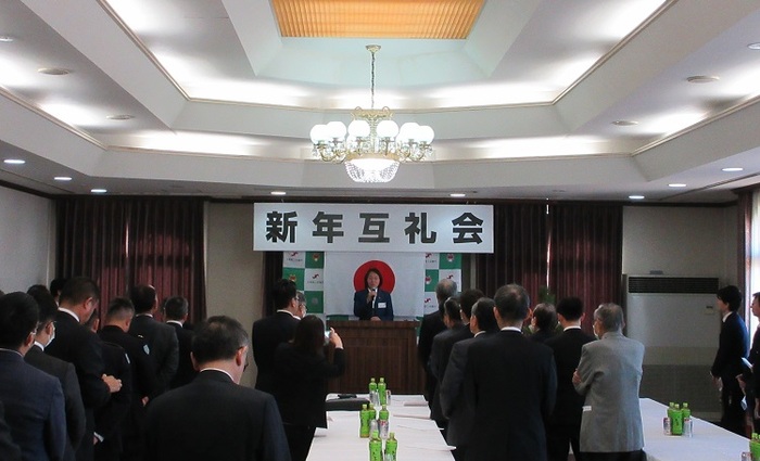 ステージで挨拶をする伊東市長の写真