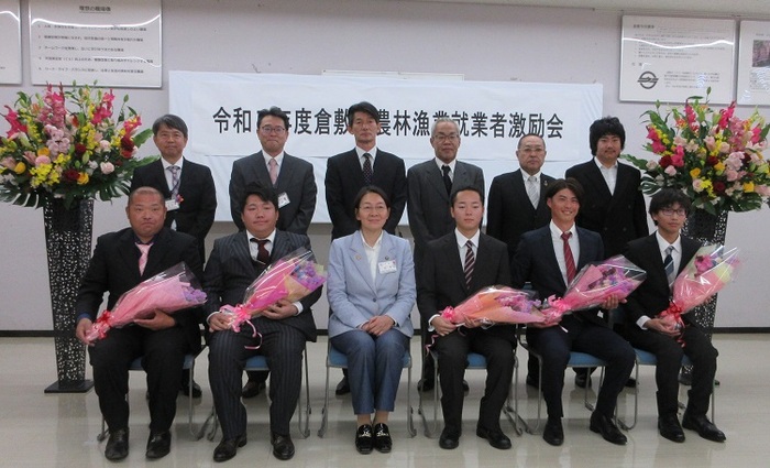 就業者と伊東市長の集合写真