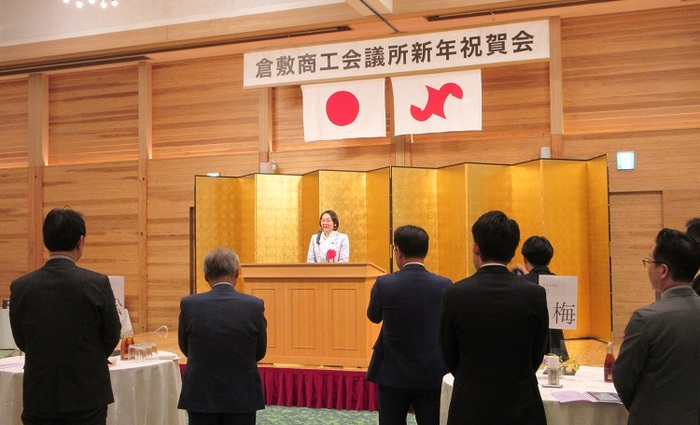 ステージで挨拶をする伊東市長の写真