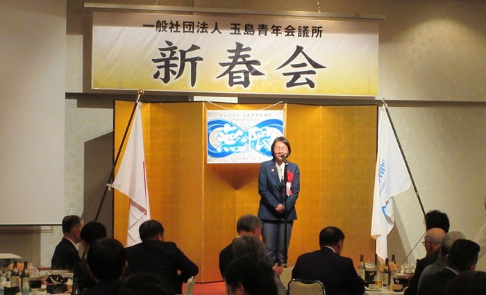 ステージで挨拶をする伊東市長の写真