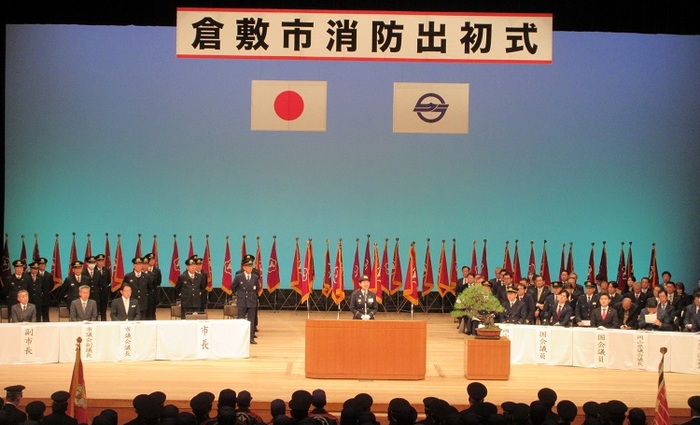 ステージで挨拶をする伊東市長の写真