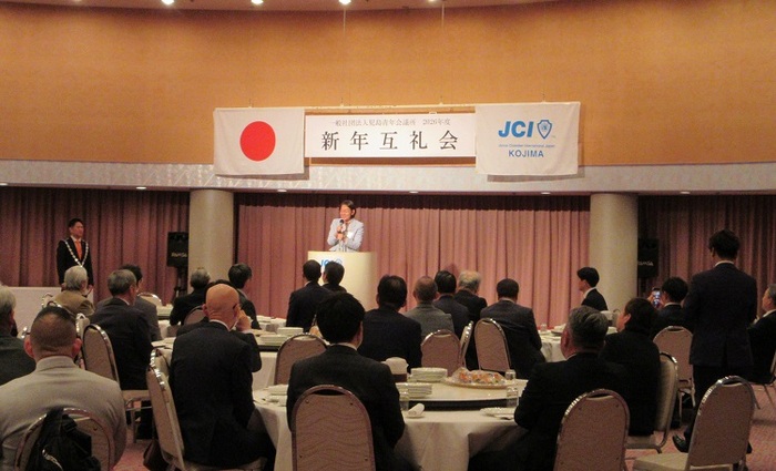 ステージで挨拶をする伊東市長の写真