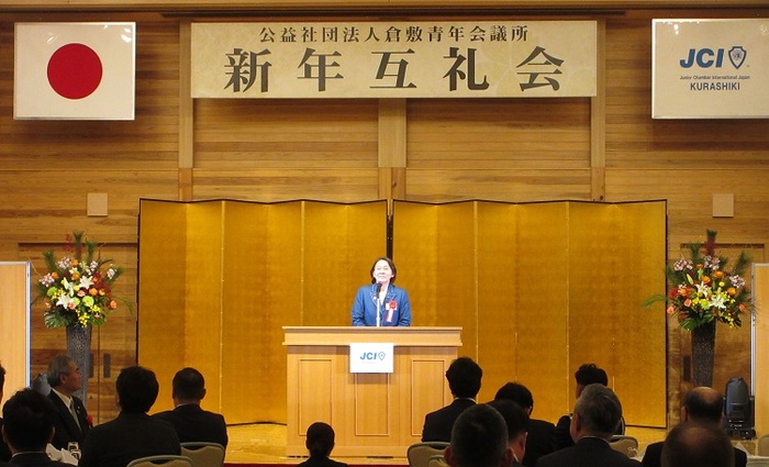 ステージで挨拶をする伊東市長の写真