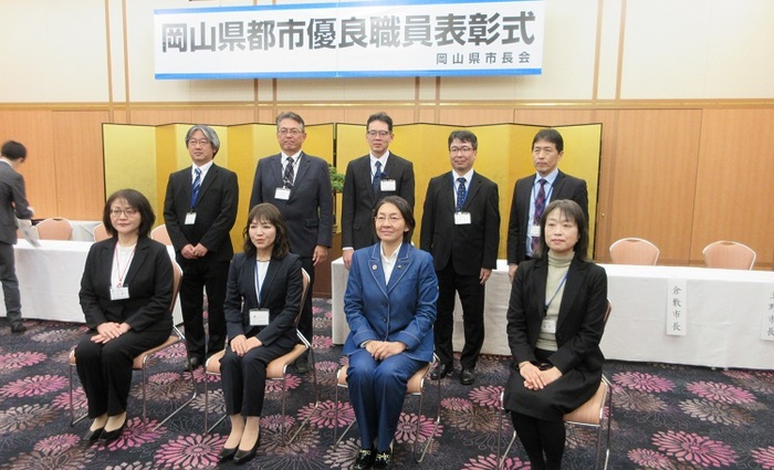 優良職員と伊東市長の集合写真