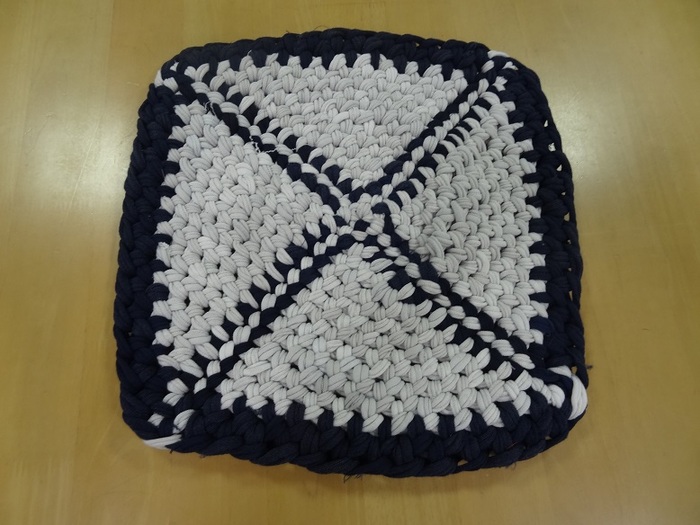 指編み座布団