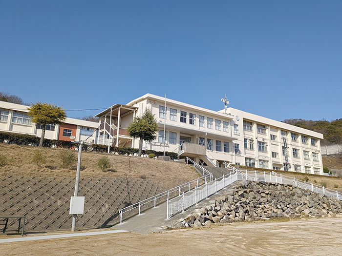 下津井学園校舎の外観写真