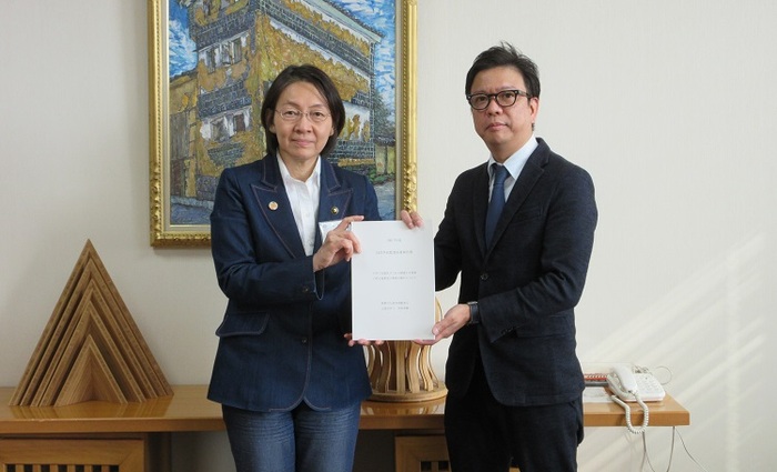 包括外部監査の監査結果を受け取る伊東市長の写真