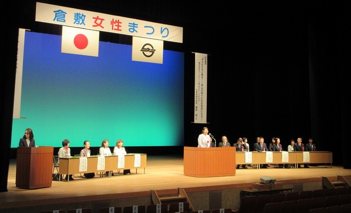 ステージで挨拶をする伊東市長の写真