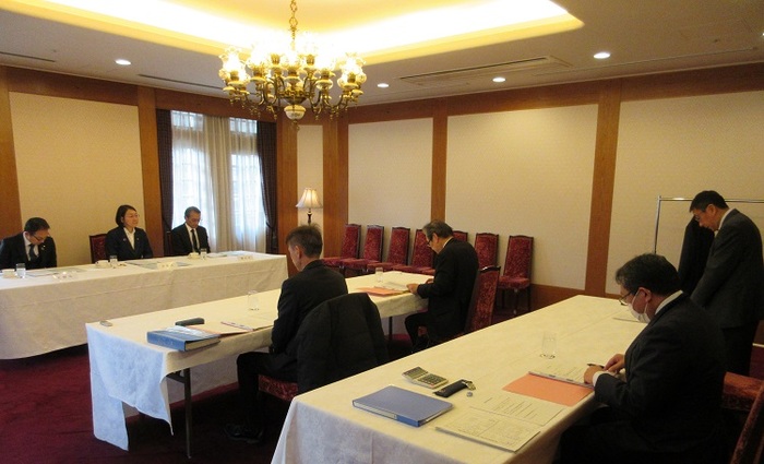 運営協議会に出席する伊東市長の写真