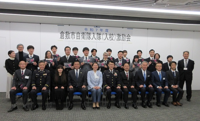 入隊・入校者と伊東市長の集合写真