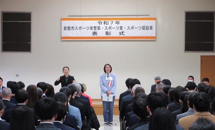 ステージで挨拶をする伊東市長の写真