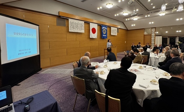 会場で講話を行う伊東市長の写真