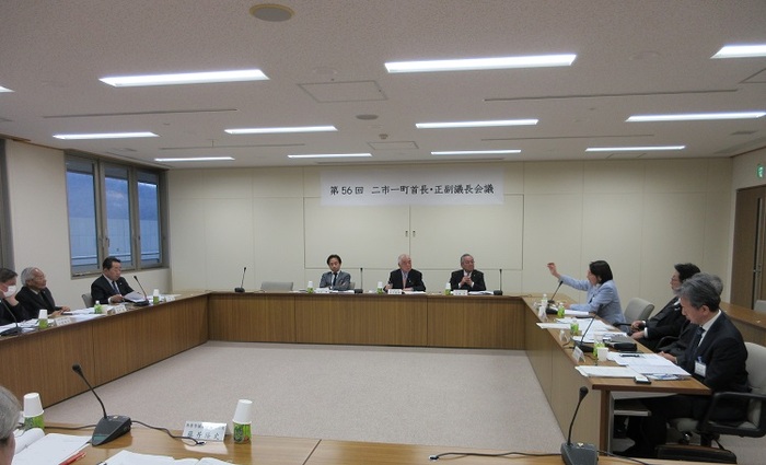 二市一町首長・正副議長会議で発言する伊東市長の写真