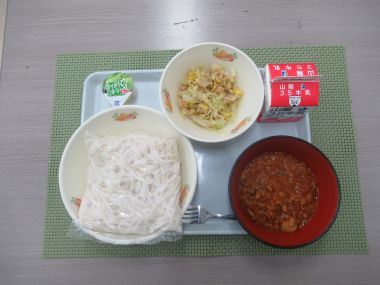 令和8年4月22日献立写真（中学校）