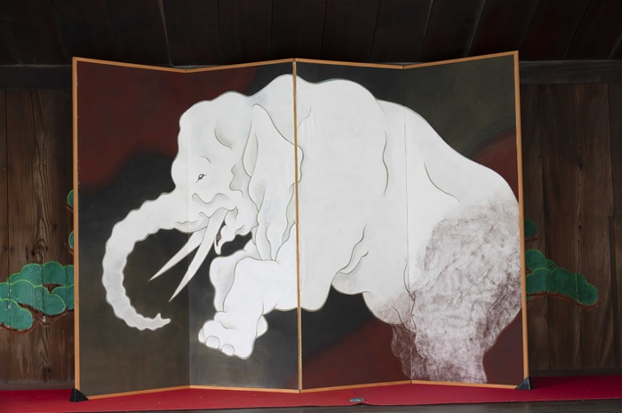 写真：阿智神社能舞台に飾られている作品　大学院1年生　笠原幸芽さん　「白象図」