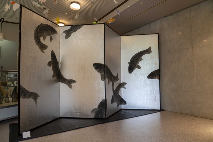 写真：加計美術館に飾られている作品　卒業生　長尾清太郎さん 「鳥鯉屏風」