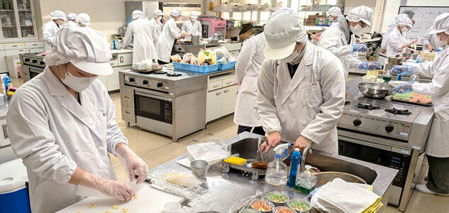 写真：ヴィーガン対応の商品の試作の様子