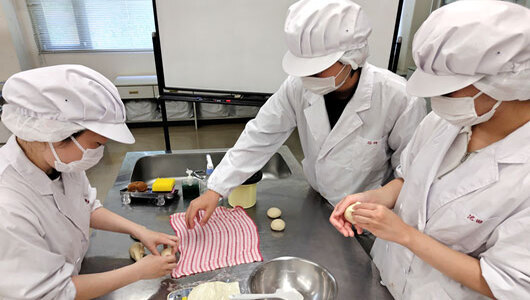 写真：スコーンなどの試作の様子