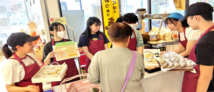 写真：産直市場ぼっけぇ～きて屋　玉島TOPS店での販売の様子