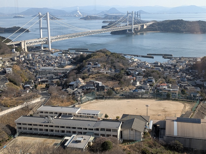 下津井学園と瀬戸内海の写真