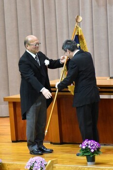下津井中学校の学校旗返納の写真